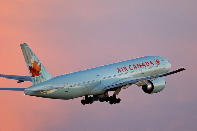 Air_Canada_Boeing_777-200LR_Toronto_takeoff