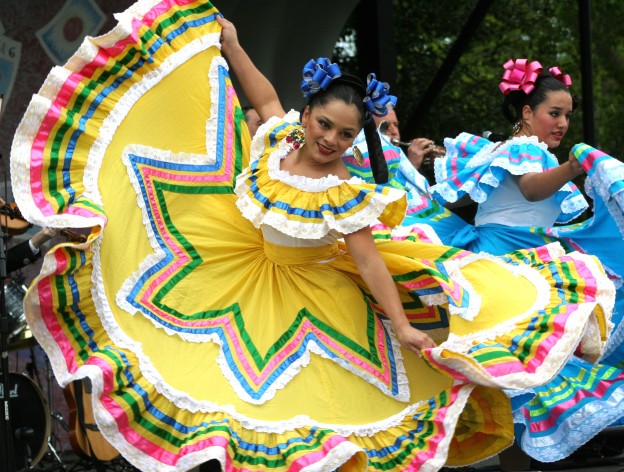 Cinco_de_Mayo_dancers_in_Washington_DC